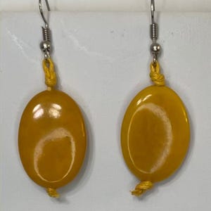 Brincos de noz tagua oval amarelo