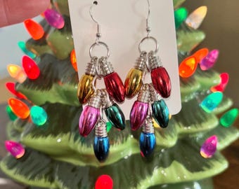 Pendientes colgantes con bombilla navideña, pendientes con bombilla navideña, joyas navideñas, pendientes festivos, pendientes únicos y llamativos.