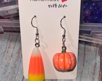 Candy Corn und Kürbis Ohrringe, Mismatched Ohrringe, Mixed Matched Ohrringe, Halloween Candy Ohrringe, Halloween Ohrringe, Kürbis Ohrringe