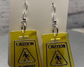 Pendientes con letrero "Precaución: Piso resbaladizo si está mojado", pendientes originales, pendientes de conserje, pendientes de custodio, pendientes colgantes divertidos