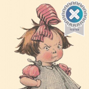 Könnte beinhalten: Eine Vintage-Illustration eines jungen Mädchens mit einer rosa Schleife im Haar, das ein rosa-weißes Kleid trägt, mit verschränkten Armen und einem strengen Gesichtsausdruck steht. Der Text unter dem Bild lautet "Ich habe ein liebes Wesen Manchmal!"