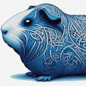 Puede incluir: Un conejillo de indias azul y blanco con un patrón de nudo celta en su cuerpo. El conejillo de indias está sentado sobre un fondo blanco.