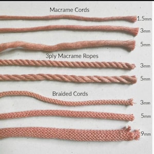 Puede incluir: Primer plano de seis tipos diferentes de cordones y cuerdas de macram&eacute; de color marr&oacute;n claro. Los cordones est&aacute;n dispuestos en filas, con los cordones m&aacute;s gruesos en la parte inferior. Los cordones est&aacute;n etiquetados con su grosor en mil&iacute;metros: 1,5 mm, 3 mm, 5 mm, 3 mm, 5 mm, 9 mm. Los cordones est&aacute;n etiquetados como "Cordones de macram&eacute;", "Cuerdas de macram&eacute; de 3 cabos" y "Cordones trenzados".