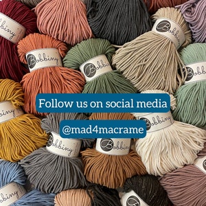 Puede incluir: Una colecci&oacute;n de cordones de algod&oacute;n de colores, cada uno con una etiqueta blanca que dice "Bobbiny Junior 3mm". Los cordones est&aacute;n dispuestos en c&iacute;rculo, con el texto "S&iacute;guenos en las redes sociales @mad4macrame" en el centro.