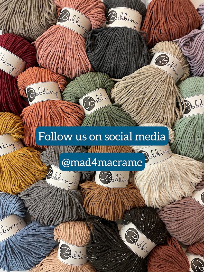 Puede incluir: Una colecci&oacute;n de cordones de algod&oacute;n de colores, cada uno con una etiqueta blanca que dice "Bobbiny Junior 3mm". Los cordones est&aacute;n dispuestos en c&iacute;rculo, con el texto "S&iacute;guenos en las redes sociales @mad4macrame" en el centro.