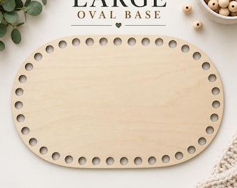 Puede incluir: Una base ovalada grande de madera con una serie de agujeros espaciados uniformemente alrededor del perímetro para manualidades. El texto LARGE OVAL BASE está impreso sobre el objeto y el texto Mad4Macrame handmade crafts & supplies debajo.