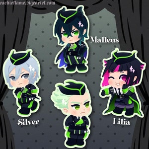 Puede incluir: Cuatro pegatinas de personajes de dibujos animados con personajes del anime Twisted Wonderland. Los personajes son Malleus, Lilia, Silver y Sebek. Cada pegatina es una ilustraci&oacute;n de estilo chibi del personaje con su uniforme. Las pegatinas est&aacute;n sobre un fondo de lunares blanco y negro.