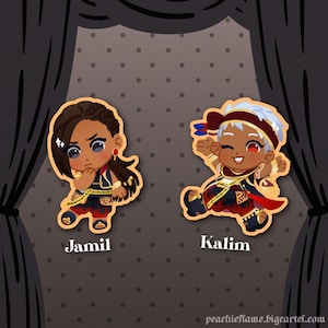 Puede incluir: Dos personajes de dibujos animados, uno con piel morena y cabello casta&ntilde;o que lleva un atuendo rojo y dorado, y el otro con piel morena y cabello blanco que lleva un atuendo rojo y dorado. Los personajes est&aacute;n etiquetados como "Jamil" y "Kalim".