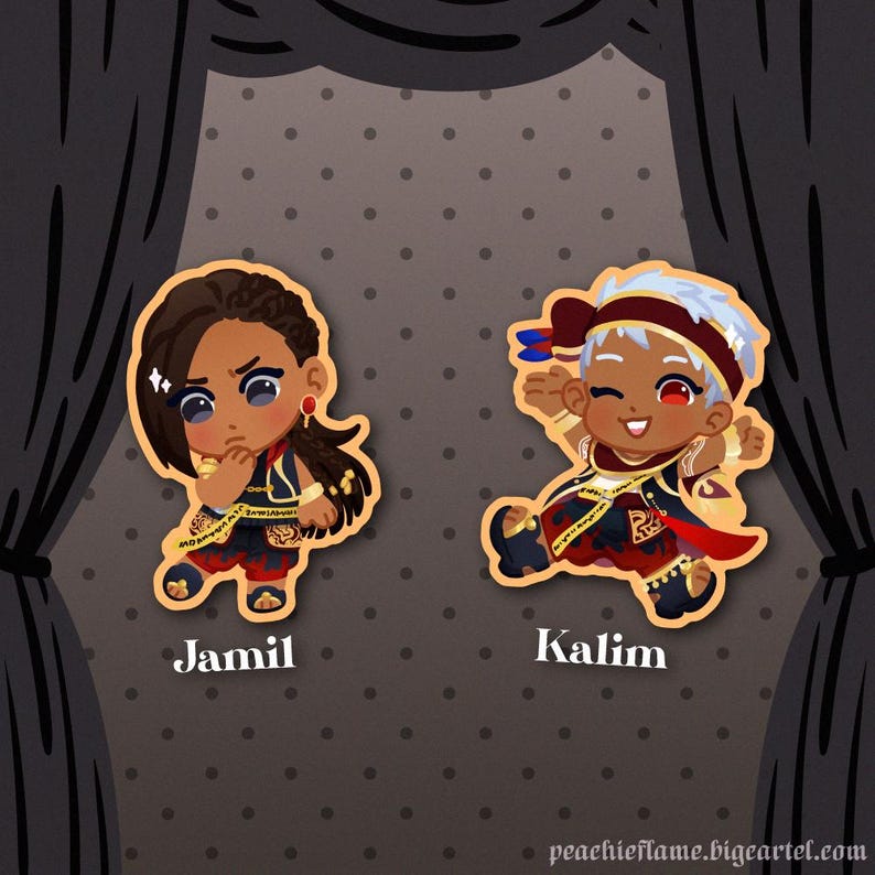 Puede incluir: Dos personajes de dibujos animados, uno con piel morena y cabello casta&ntilde;o que lleva un atuendo rojo y dorado, y el otro con piel morena y cabello blanco que lleva un atuendo rojo y dorado. Los personajes est&aacute;n etiquetados como "Jamil" y "Kalim".