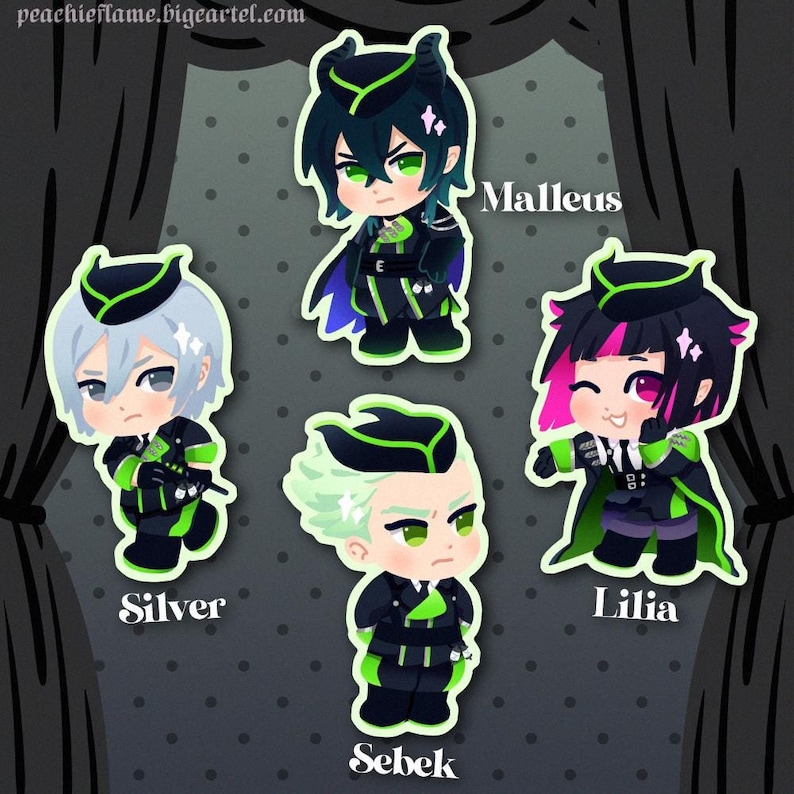 Puede incluir: Cuatro pegatinas de personajes de dibujos animados con personajes del anime Twisted Wonderland. Los personajes son Malleus, Lilia, Silver y Sebek. Cada pegatina es una ilustraci&oacute;n de estilo chibi del personaje con su uniforme. Las pegatinas est&aacute;n sobre un fondo de lunares blanco y negro.