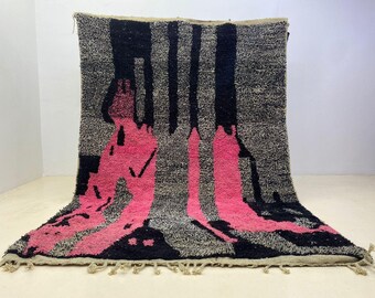 Alfombra bereber de lana: diseño geométrico tribal en rosa y negro.
