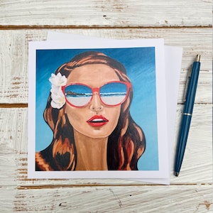 Cartão Cornwall Perranporth Mulher em óculos de sol vintage moda óculos de sol vermelhos praia reflexão mulher retrato cabelo ruivo