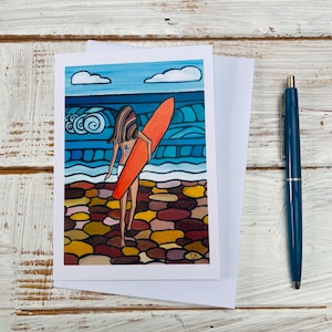 Cornish Surfer Girl mit Surfbrett zu Fuß am Strand in Cornwall Grußkarten ideale Surfer Geschenk Tochter Schwester Frau