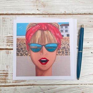 Carta di Cornovaglia Porthleven Ship Inn Donna con occhiali da sole occhiali da sole vintage moda spiaggia riflesso ritratto di donna capelli biondi