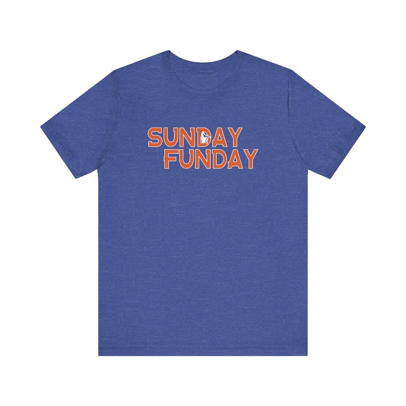 Pu&ograve; includere: T-shirt blu a maniche corte con le parole "SUNDAY FUNDAY" in lettere arancioni. Il testo ha un contorno bianco. La maglietta &egrave; realizzata in un materiale morbido.