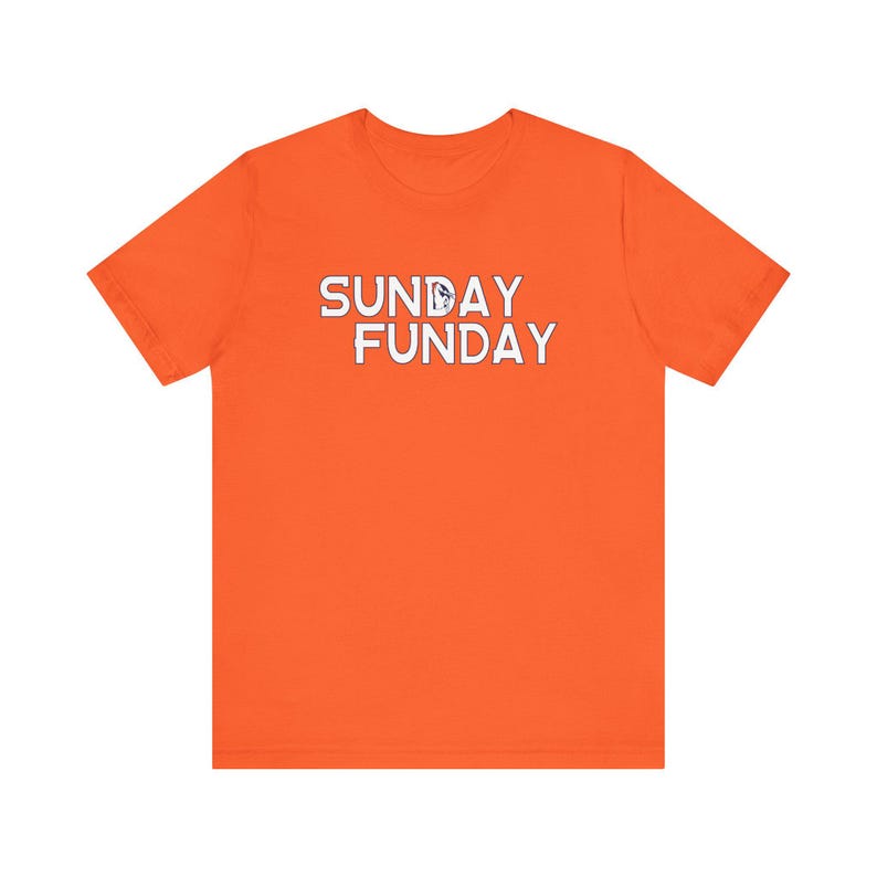 Pu&ograve; includere: T-shirt arancione brillante con la scritta "SUNDAY FUNDAY" in lettere bianche. La maglietta &egrave; a girocollo e sembra essere realizzata in un materiale morbido e confortevole. Il testo ha un'atmosfera giocosa e informale.