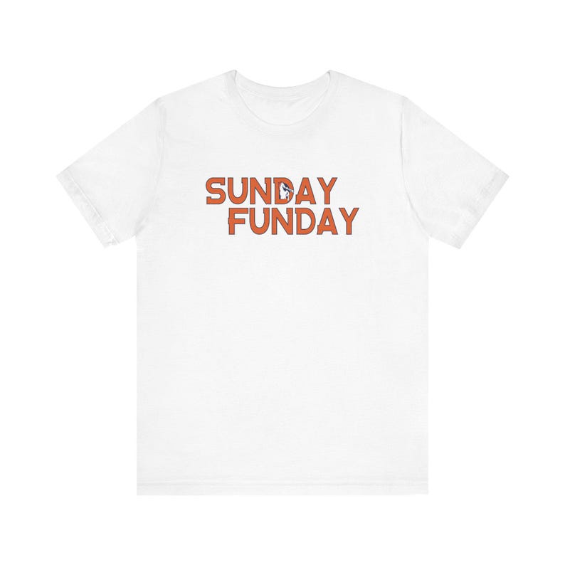 Pu&ograve; includere: T-shirt bianca con la scritta "SUNDAY FUNDAY" in arancione. Il carattere &egrave; informale e giocoso. La maglietta &egrave; realizzata in un materiale morbido, adatta all'uso quotidiano.