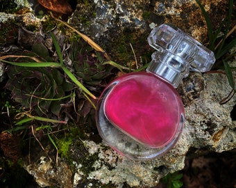 VÉNUS, Eau de parfum fragrance, vegan, beauty, floral, fruity, Damascus rose, organic, collection, natural, botanical, aromatherapy, cyclamen