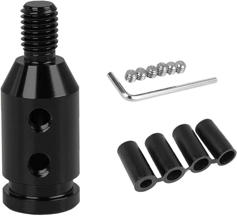Puede incluir: Un kit adaptador de pomo de cambio de coche de metal negro. El kit incluye un adaptador roscado, tornillos de fijaci&oacute;n, una llave Allen y cuatro manguitos de goma negros. El adaptador tiene dos agujeros y una parte superior roscada.