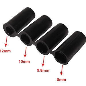 Puede incluir: Cuatro ojales cil&iacute;ndricos negros de goma conectados en fila. Las aberturas miden 12 mm, 10 mm, 9,8 mm y 8 mm. Los ojales est&aacute;n dise&ntilde;ados para proteger cables.
