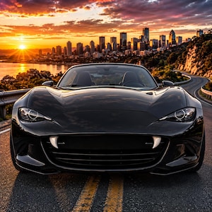 Könnte beinhalten: Ein schwarzer Cabrio-Sportwagen mit zwei markanten weißen, fangzahnartigen Vorsprüngen, die aus dem vorderen Kühlergrill ragen, auf einer Asphaltstraße mit einer Stadtsilhouette und Sonnenuntergang im Hintergrund.
