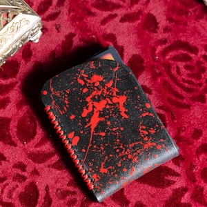 Minimalistische kaartportemonnee-zwart Volnerf vegetarisch bruin leer met bloedspattenverf en rode steek spookachtig, Halloween, goth, alt, kaarthouder