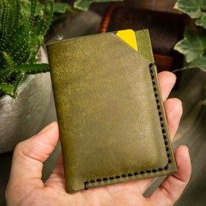 Funda de tarjeta de cuero verde oliva hecha a mano