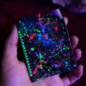 Cartera de tarjeta minimalista-negro cuero bronceado vegetal de grano completo pintura fluorescente salpicadura verde lima puntada raver, goth, alt, brilla en la oscuridad