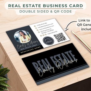 Könnte beinhalten: Eine schwarze und graue Immobilien-Visitenkarte mit dem Text "REAL ESTATE" in großen, fetten, grauen Buchstaben. Der Name "Emily Williams" ist darunter in kursiver Schrift geschrieben. Die Rückseite der Karte zeigt ein Foto einer Frau, Kontaktinformationen und einen QR-Code.