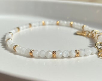 Pulsera de piedra de luna ROYAL con cuentas facetadas, cuentas espaciadoras chapadas en oro de 18k, 17-20 cm de largo, hecha a mano