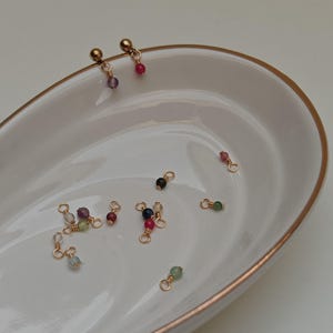 Pendientes pequeños de piedras preciosas OPHELIA, chapados en oro de 14k | Piedras naturales redondas, pendientes de piedras preciosas, pendientes delicados, plata .925 | Piedra de nacimiento de julio