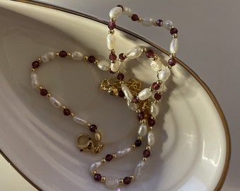 Collar de perlas con granate SIREN, chapado en oro de 14k | Perlas naturales de agua dulce, granate auténtico, plata de ley | Piedra de nacimiento de enero