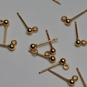 Könnte beinhalten: Rustikales Holzschild mit dem Text "Welcome to our home" in weißer Schrift. Das Schild hat eine Used-Optik und ein schlichtes, einladendes Design, ideal für die Eingangsbereichsdekoration.