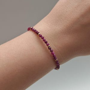 Pulsera de rubíes ROYAL de oro de 14k con perlas naturales facetadas | También disponible en plata de ley 925 y oro rosa | Piedra de nacimiento de julio