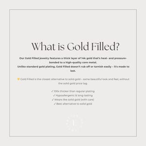 Puede incluir: Un gr&aacute;fico color crema con el texto "What is Gold Filled?" e informaci&oacute;n sobre joyas rellenas de oro. El texto explica que las joyas tienen una gruesa capa de oro de 14 quilates y son una buena alternativa al oro macizo.