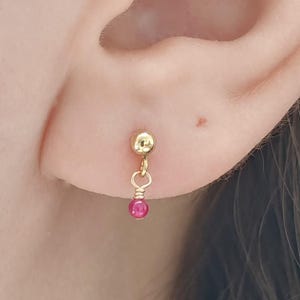 Pendientes pequeños de rubí OPHELIA, chapados en oro de 14k | Rubí redondo, pendientes de piedras preciosas, pendientes delicados, plata de ley .925 | Piedra de nacimiento de julio