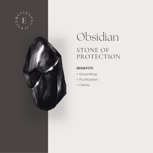 Puede incluir: Ilustraci&oacute;n de una piedra de obsidiana negra con el texto "Obsidiana PIEDRA DE PROTECCI&Oacute;N" y los beneficios: Enraizamiento, Purificaci&oacute;n y Claridad. El fondo est&aacute; dividido entre gris oscuro y blanco.