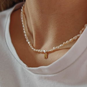 Süßwasserperlen Halskette JAINA - mit natürlichen Perlen, 18k Gold auf Edelstahl, personalisierbar, Kette mit Buchstabe, Kette mit Namen
