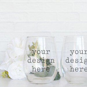 Pode incluir: Duas taças de vinho de vidro transparente com o texto "your design here" impresso em cada uma.