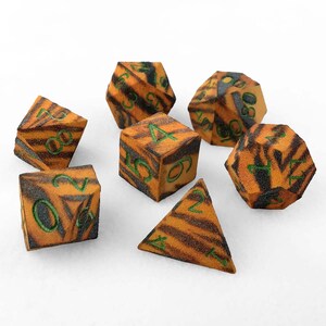 Op de afbeelding: Set van zes houten dobbelstenen met een tijgerstreepjespatroon en groene nummers. De dobbelstenen zijn een d4, d6, d8, d10, d12 en d20.