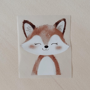 Könnte beinhalten: Eine Aquarell-Illustration eines braunen Fuchses mit geschlossenen Augen und einem breiten Lächeln. Der Fuchs ist im Cartoon-Stil mit einem einfachen Hintergrund gezeichnet.