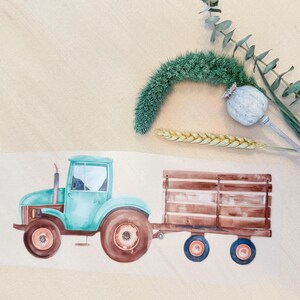 Könnte beinhalten: Aquarellillustration eines türkisfarbenen Traktors, der einen braunen Anhänger zieht. Der Traktor hat braune Räder und Akzente. Das Bild ist mit grünen und beigen botanischen Elementen wie Eukalyptus und Weizen verziert.