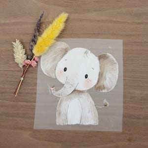 Könnte beinhalten: Niedliche Cartoon-Elefanten-Illustration mit großen Ohren und einem Rüssel. Der Elefant ist hellgrau mit braunen Akzenten. Ein kleiner Strauß Trockenblumen in Gelb, Rosa und Beige befindet sich links vom Elefanten.