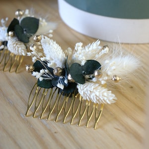 Kam van gestabiliseerde bloemen en eucalyptusbladeren