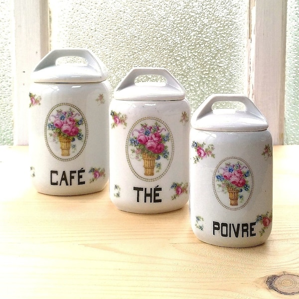 Lot De 3 Pots à Café, Thé & Poivre Vintage Avec Leurs Couvercles En Porcelaine Blanche Et Un Décor De Bouquet De Pivoines De Style Art Déco