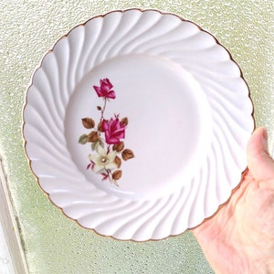6 Vintage-Dessertteller aus weißem Porzellan von Lunéville KG, Frankreich, mit einem Dekor aus Rosen und einem im Relief gearbeiteten Wellenrand