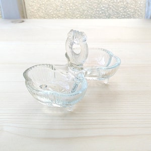 Vintage Salz- und Pfefferstreuer oder Salzstreuer aus geformtem Glas mit Griff aus den 1950er Jahren