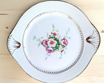 Vintage Cake Dish Model "Arabelle" From L'Amandinoise, France, In White Earthenware With A Decor Of Pink Flowers And Golden Motifs
