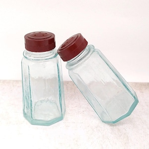 Vintage Salz- und Pfefferstreuer-Set aus mundgeblasenem Glas mit rotem Bakelit-Stopfen aus den 1950er Jahren, Salz- und Pfefferstreuer-Set aus Glas, Salz- und Pfeffer-Duo