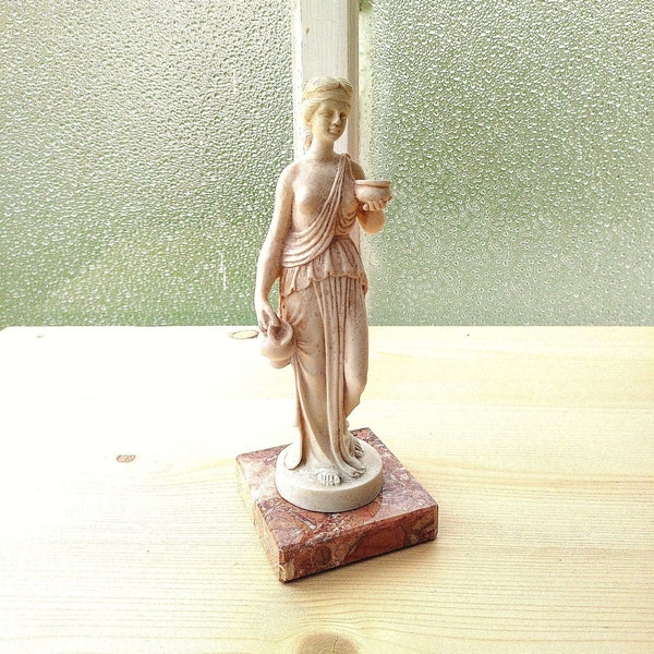 Statuette Vintage De La Déesse Grecque Hébé En Résine De Style Néo-Classique, Figurine Antique De Femme à La Cruche Sur Un Socle De Marbre